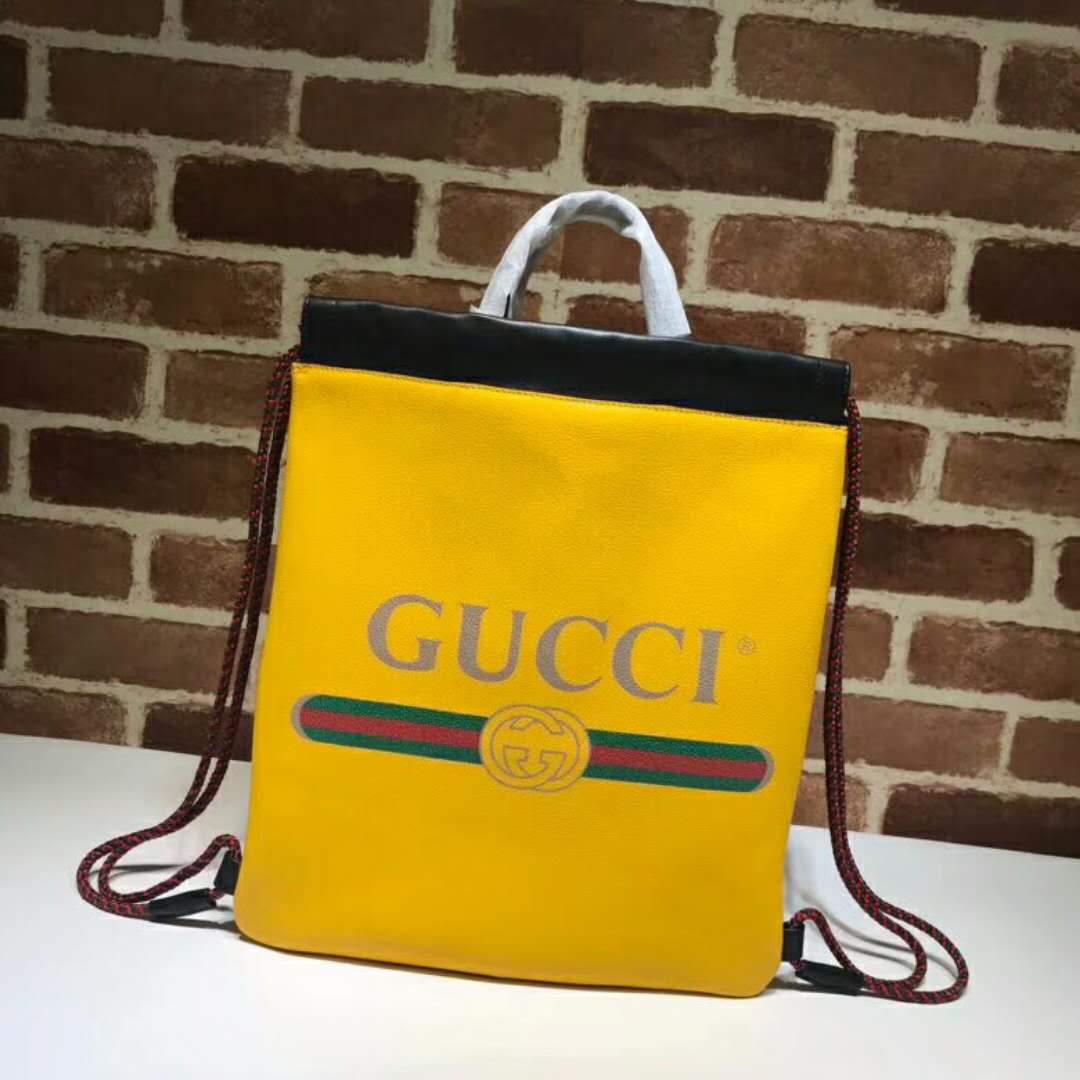 グッチ偽物 バッグ  2024新作 GUCCI プリント スモール ドローストリング バックパック  523586