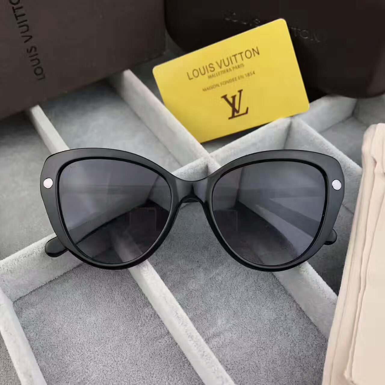 2024新作 ルイヴィトンコピー サングラス LOUIS VUITTON ファッション 日除けサングラス lv0898E-2