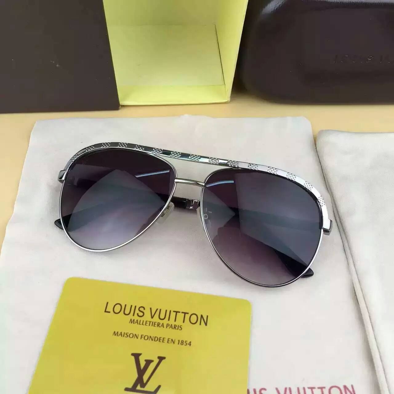 2024春夏新品 ルイヴィトンコピー サングラス 独特な魅力 LOUIS VUITTON 日除け UVカット 眼鏡 lvglass160606-8