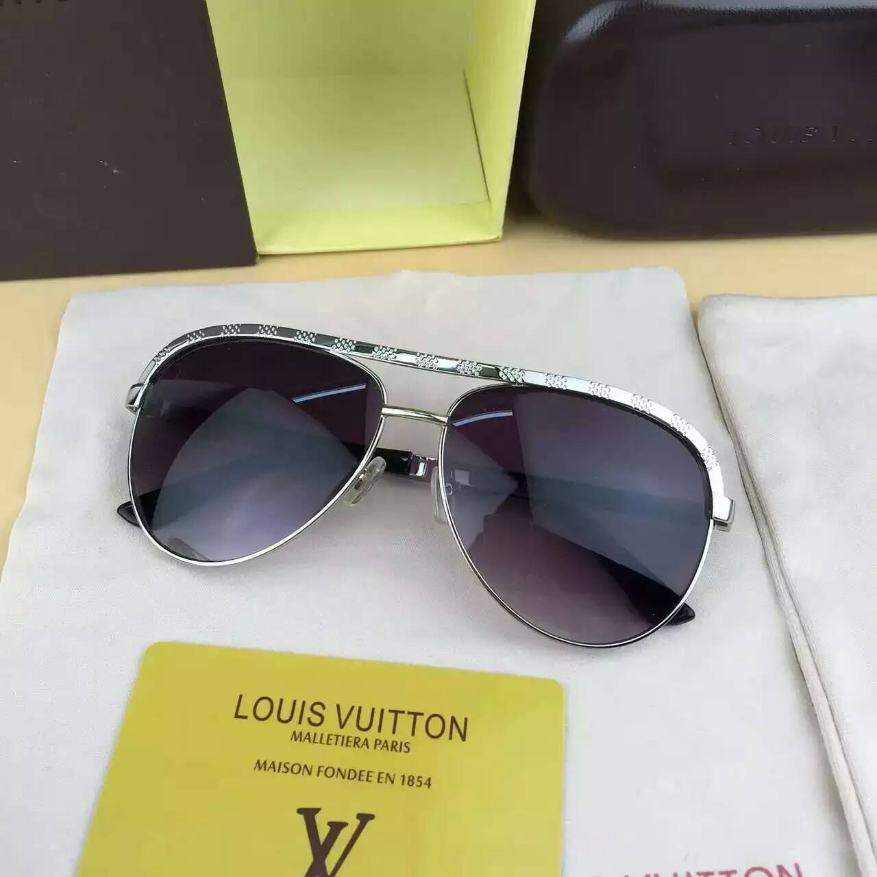 2024春夏新品 ルイヴィトンコピー サングラス 独特な魅力 LOUIS VUITTON 日除け UVカット 眼鏡 lvglass160606-9