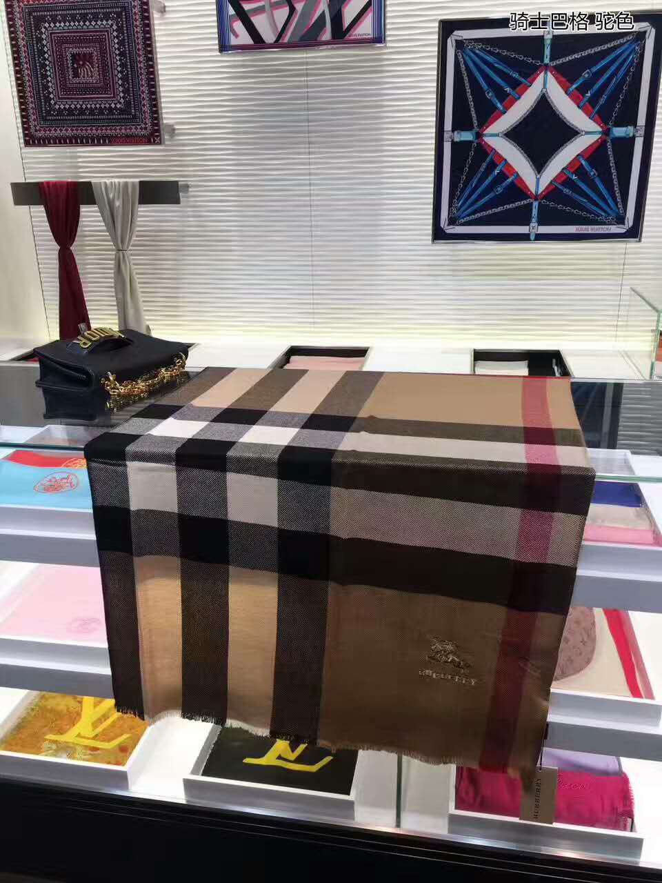 偽物バーバリー スカーフ 2024新作BURBERRY 超美品! マルチカラー スカーフ buwj1771818-3