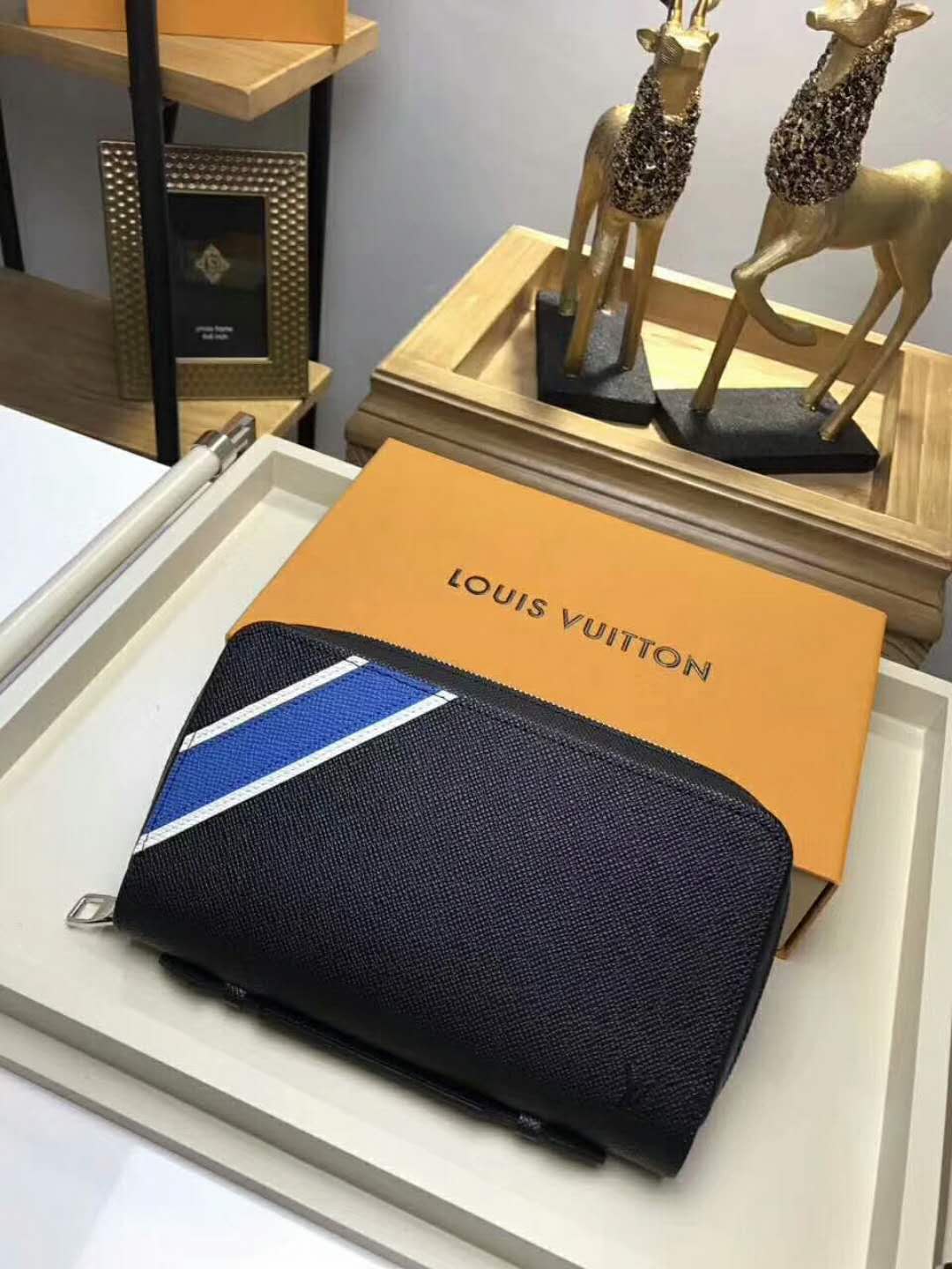 偽物ルイヴィトン バッグ 2024新作LOUIS VUITTON エピ ラウンドファスナー クラッチバッグ M64019-2