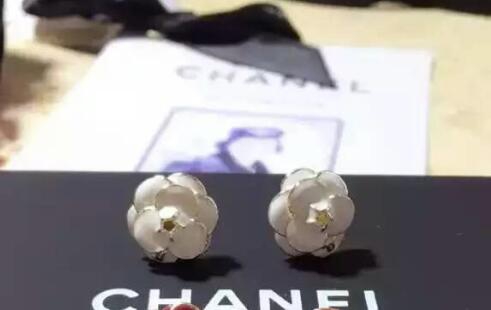 シャネルコピー ピアス CHANEL 2024秋冬新作 レディース 優雅なの品格が漂うおしゃれな ピアス chearrings160831-54