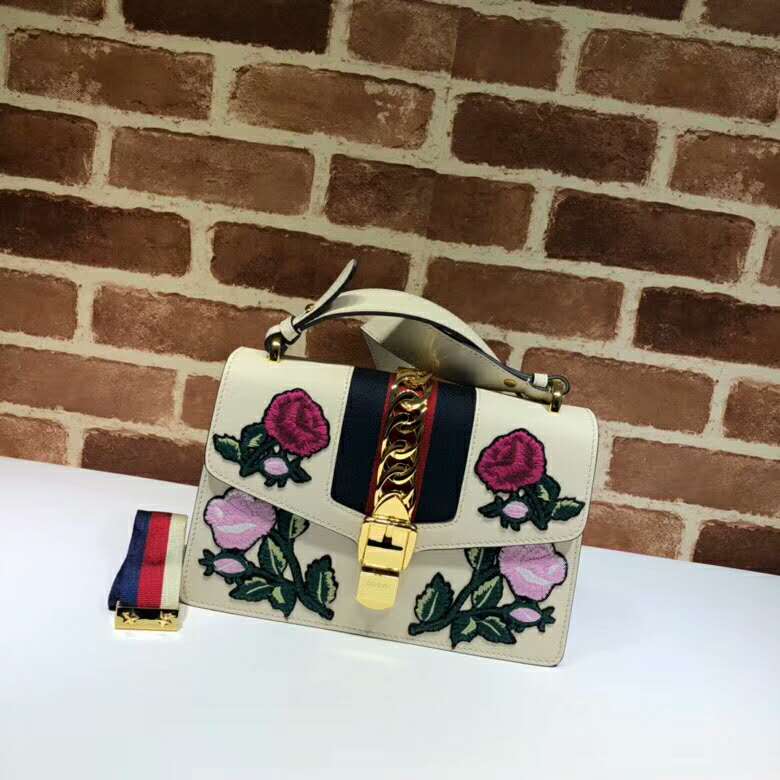 グッチバッグコピー GUCCI 2024新作 シルヴィ エンブロイダリー スモール ショルダーバッグ 421882