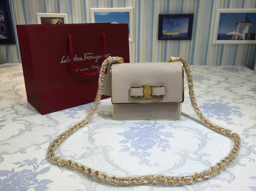 フェラガモコピー バッグ FERRAGAMO 2024春夏新作 かわいい レディース チェーン バッグ 斜め掛けポーチ 21E961-1