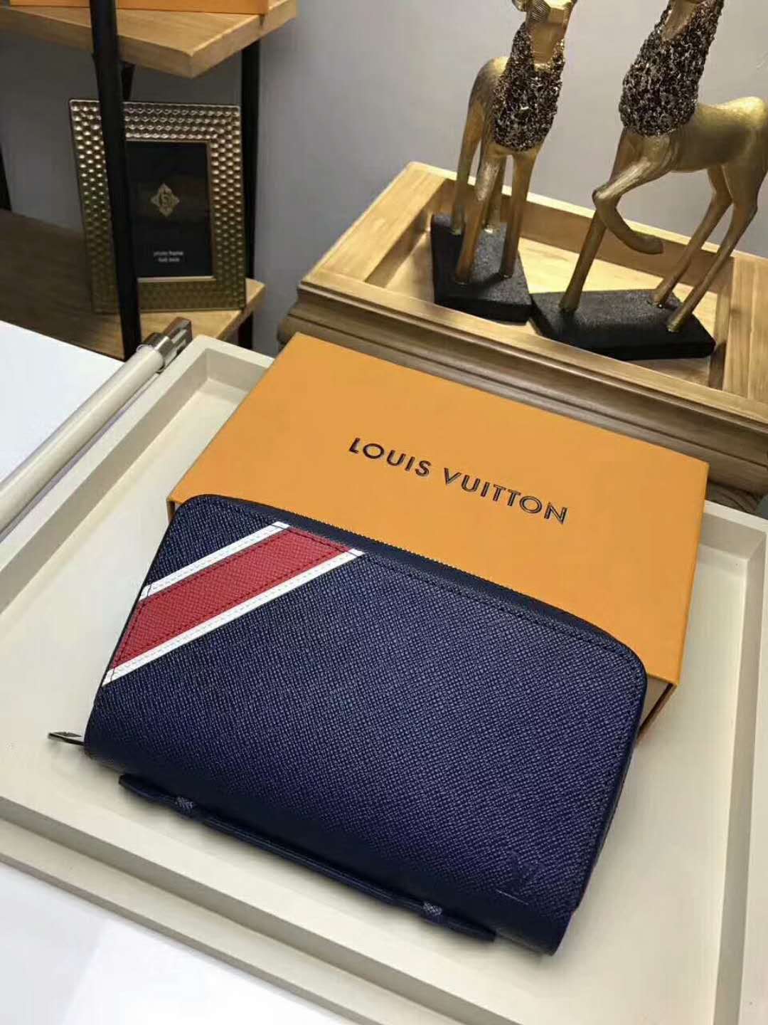 偽物ルイヴィトン バッグ 2024新作LOUIS VUITTON エピ ラウンドファスナー クラッチバッグ M64019-1