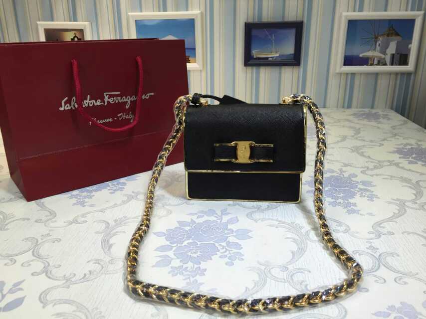 フェラガモコピー バッグ FERRAGAMO 2024春夏新作 かわいい レディース チェーン バッグ 斜め掛けポーチ 21E961-5