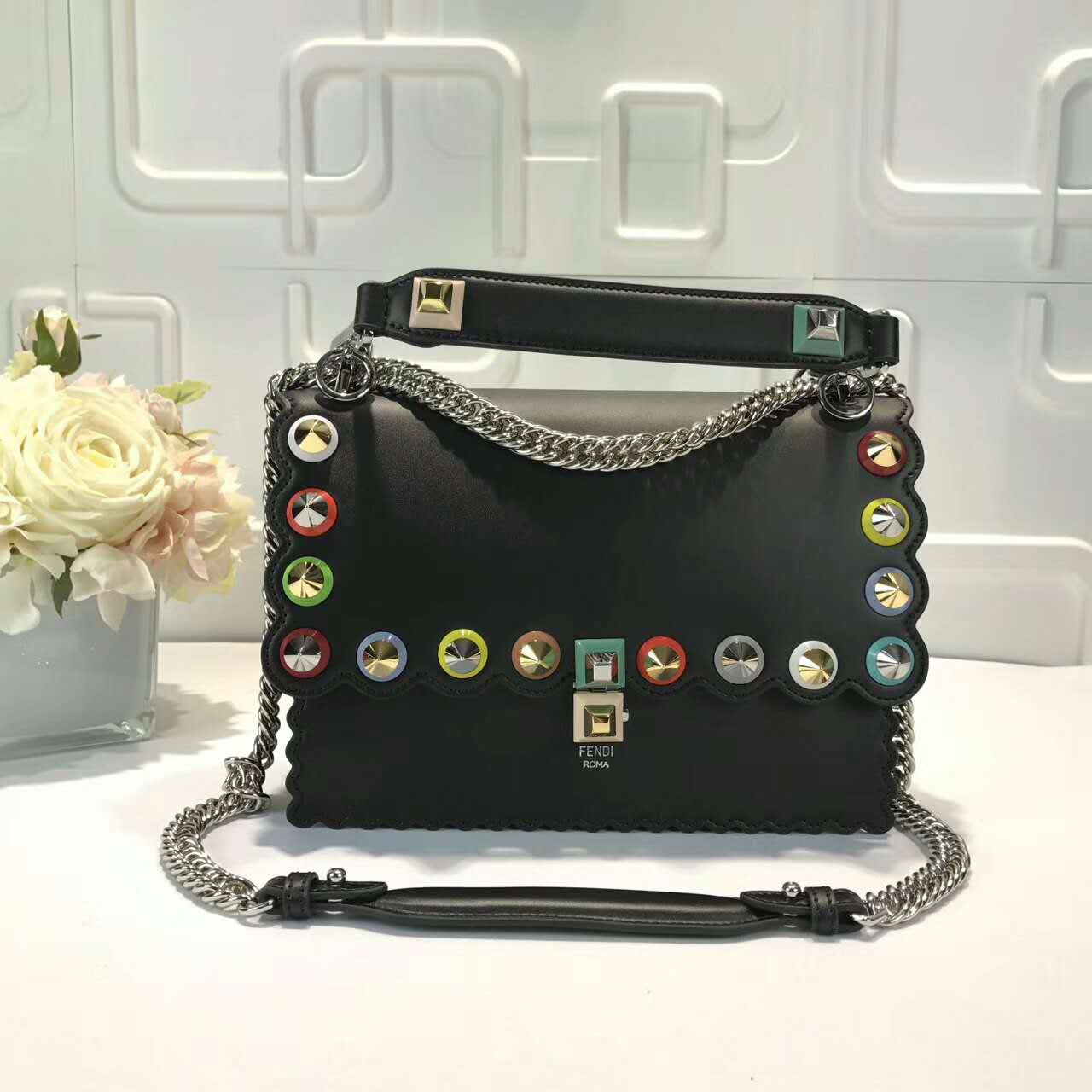 FENDI 偽物フェンディ バッグ 2024新作 迷彩スタッズ チェーン斜め掛けショルダーバッグ fdb8035-1