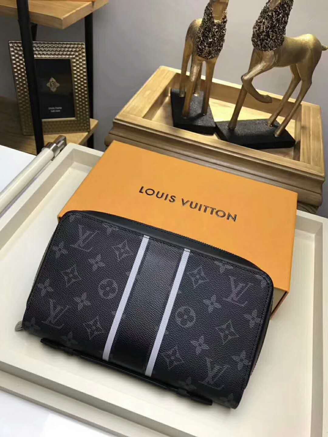 偽物ルイヴィトン バッグ 2024新作LOUIS VUITTON モノグラム ラウンドファスナー クラッチバッグ M61698-2