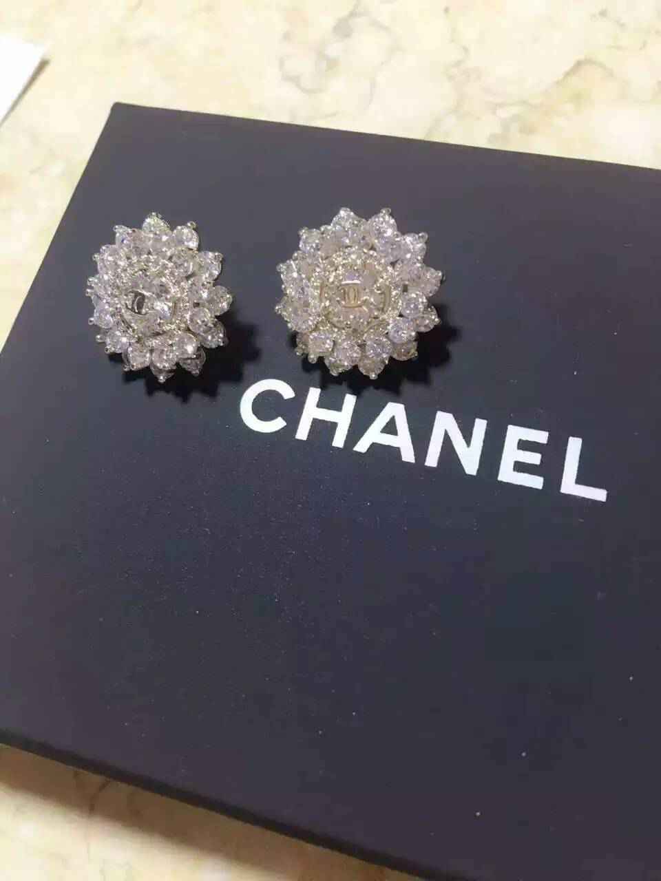 シャネルコピー ピアス CHANEL 2024秋冬新作 レディース 優雅なの品格が漂うおしゃれな ピアス chearrings160831-35