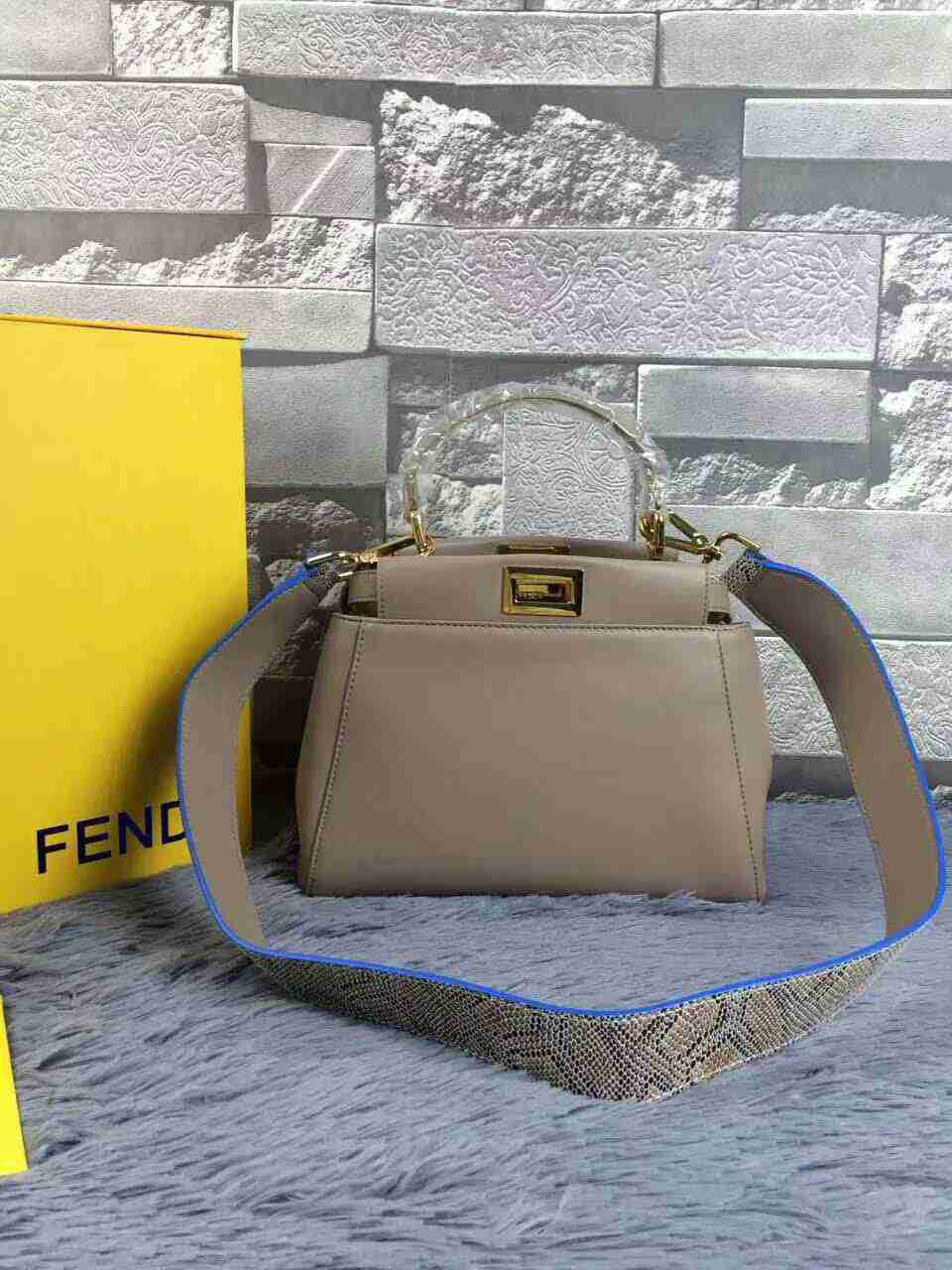 FENDI 偽物フェンディ バッグ 2024新作 トランペット ショルダー付 ハンドバッグ fdb2651-7