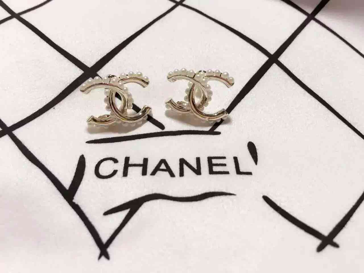 シャネルコピー ピアス CHANEL 2024秋冬新作 レディース 優雅なの品格が漂うおしゃれな ピアス chearrings160831-43