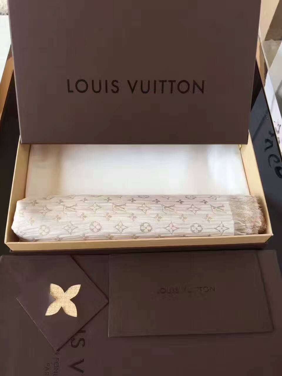 ルイヴィトンコピー マフラー LOUIS VUITTON 2024新作 高品質 レディース スカーフ lvmuffler170413-6