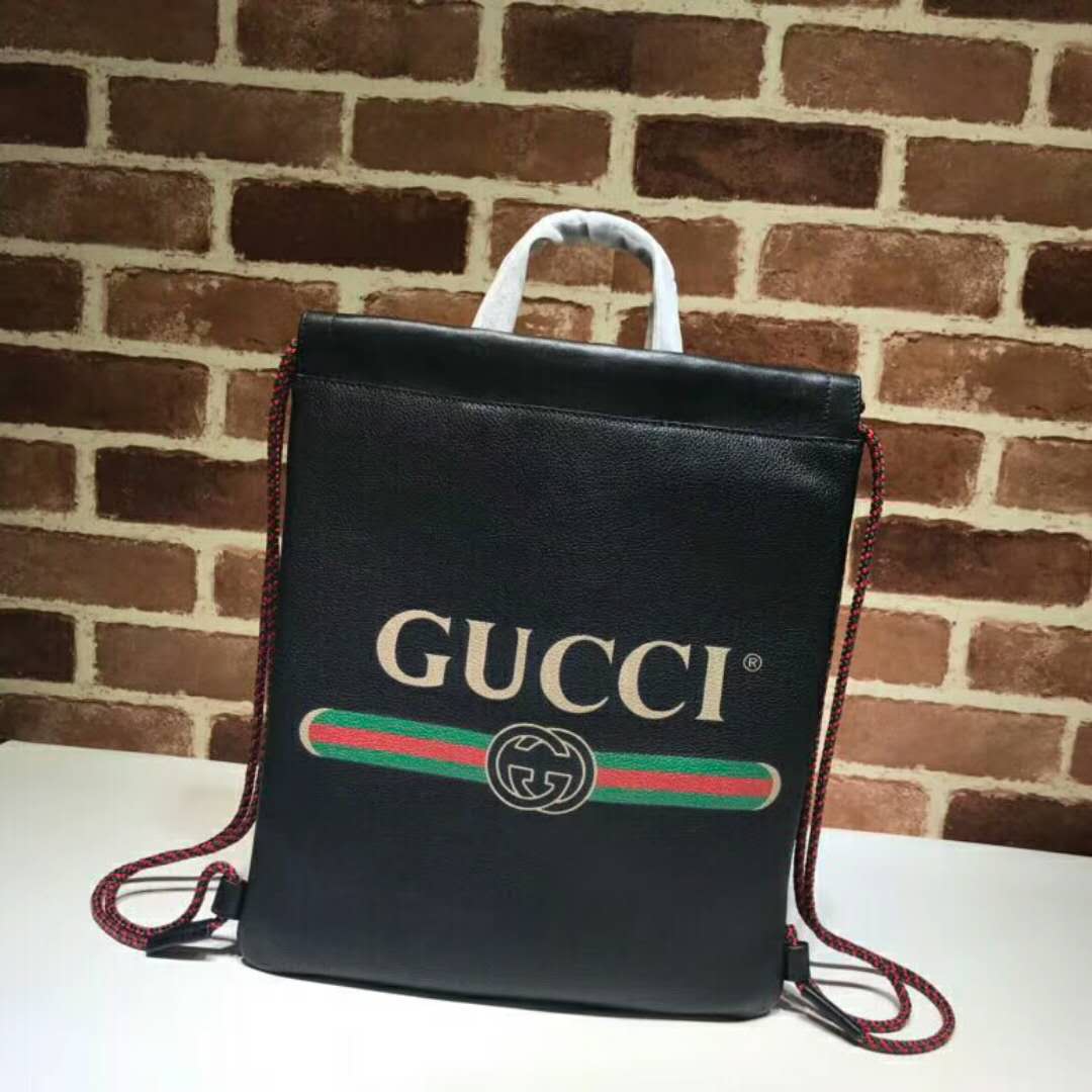 グッチ偽物 バッグ  2024新作 GUCCI プリント スモール ドローストリング バックパック  523586