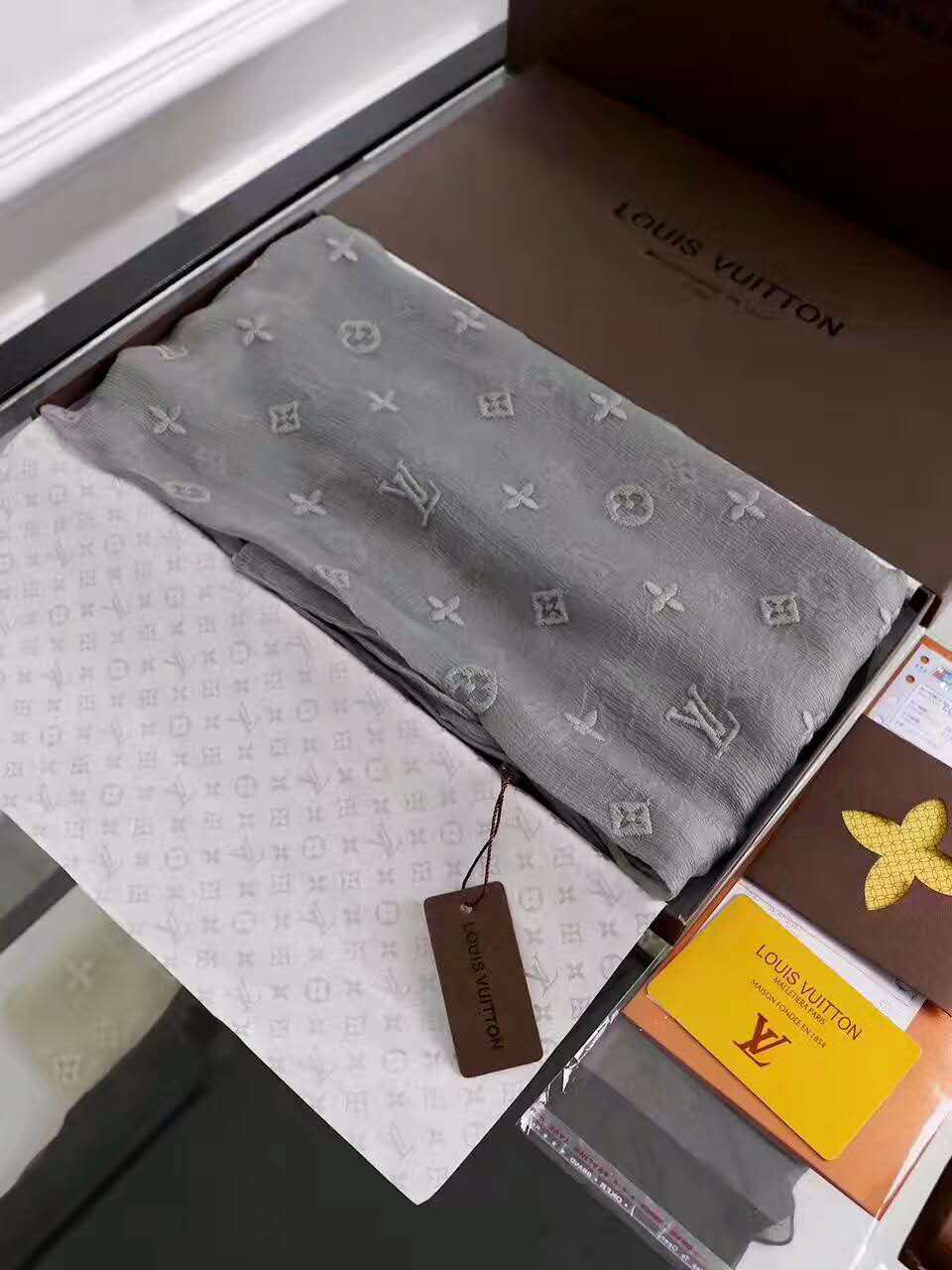 ルイヴィトンコピー スカーフ LOUIS VUITTON 2024新作 レディース マルチファンクション スカーフ lvmuffler1751720-5