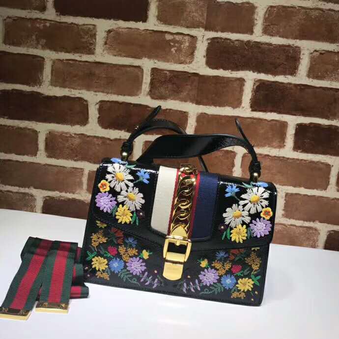 グッチバッグコピー GUCCI 2024新作 シルヴィ エンブロイダリー スモール ショルダーバッグ 421882