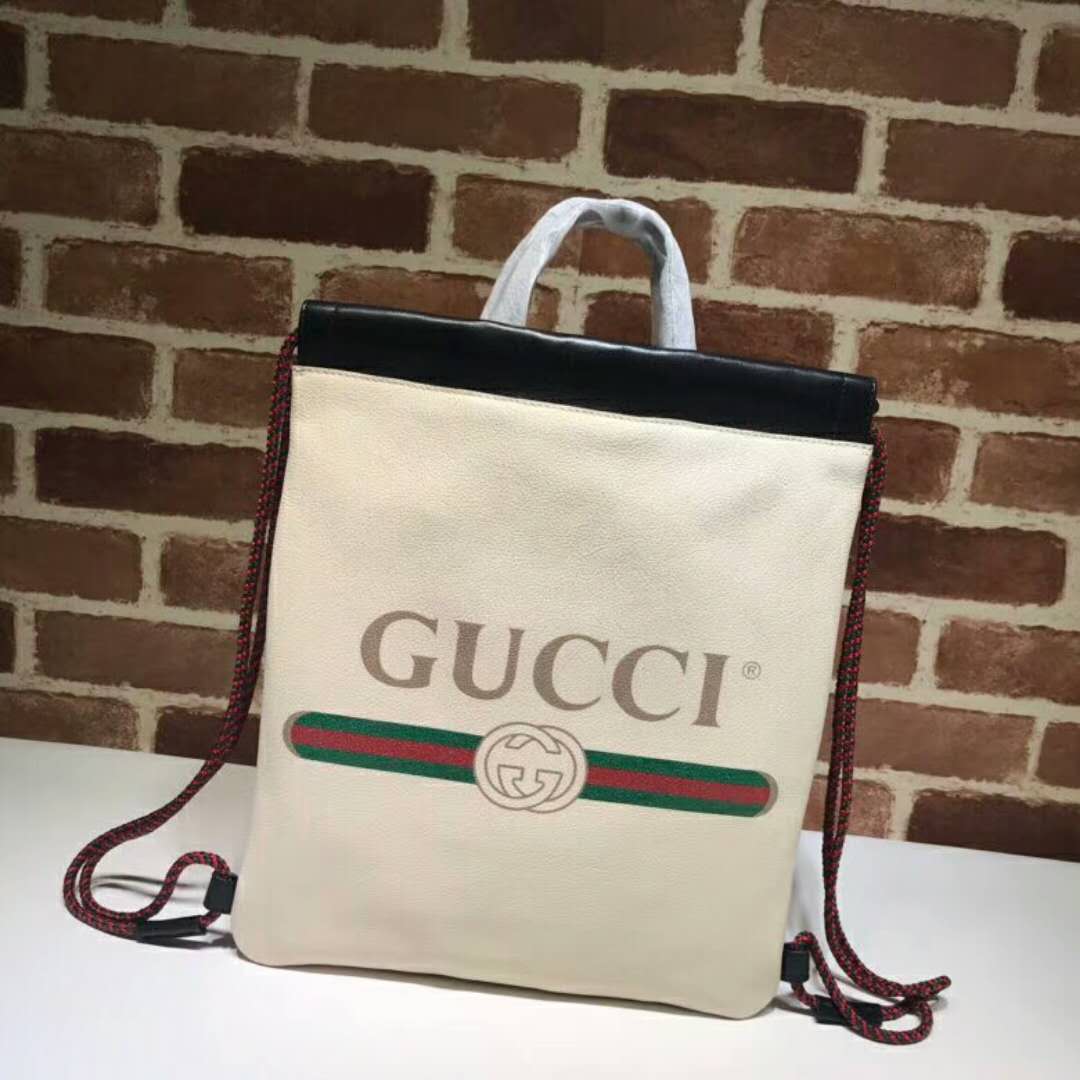 グッチ偽物 バッグ  2024新作 GUCCI プリント スモール ドローストリング バックパック  523586