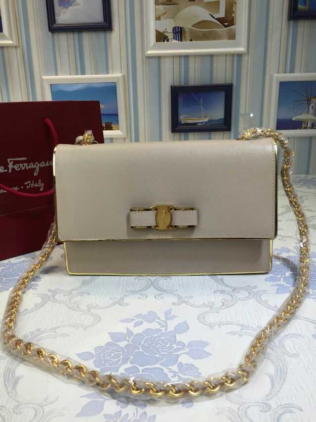 フェラガモコピー バッグ FERRAGAMO 2024春夏新作 超美品! レディース チェーン 斜め掛けバッグ 21E980-1