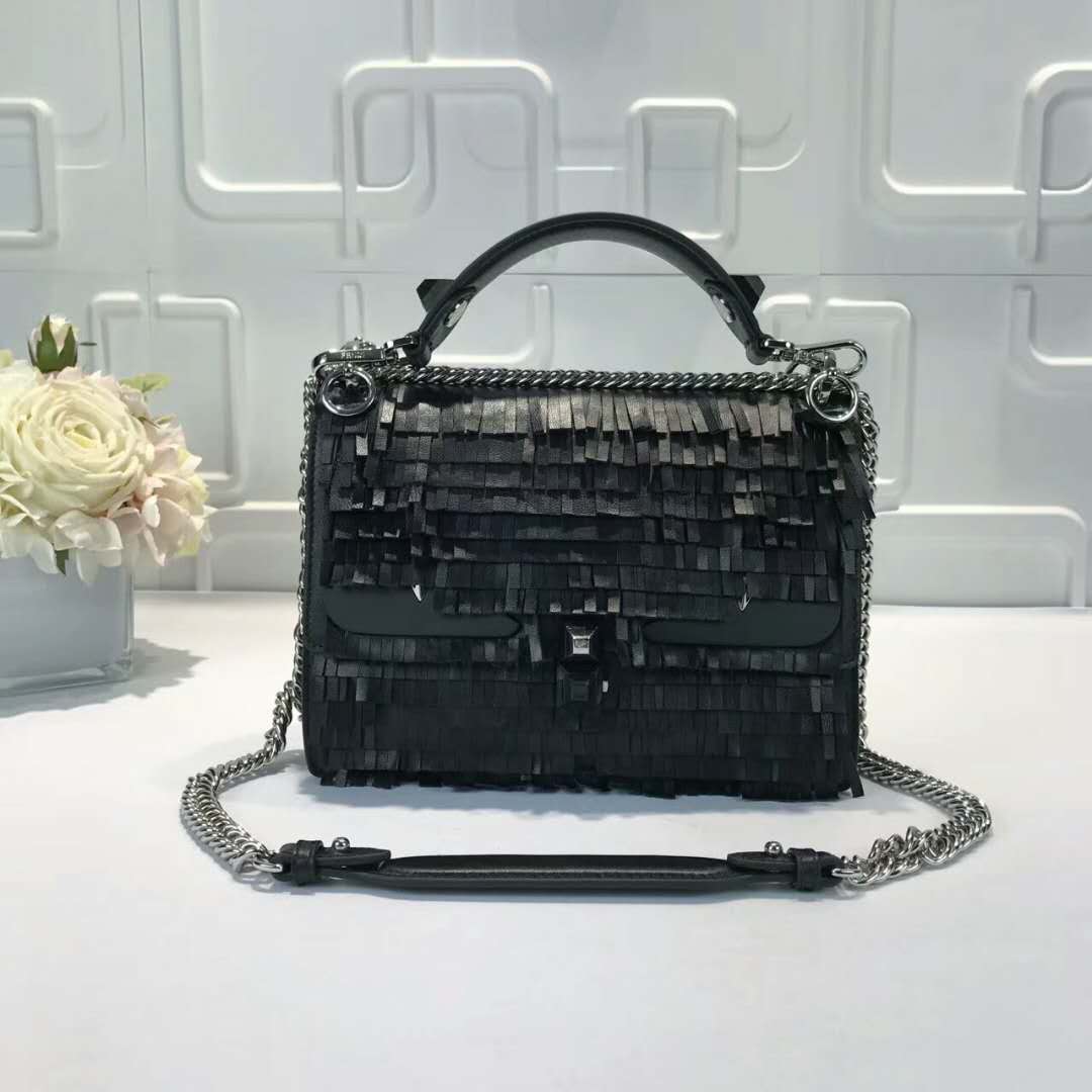 FENDI 偽物フェンディ バッグ 2024新作 ミニ フリンジ 手提げショルダーバッグ fdb2820