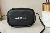 バレンシアガコピー バッグ 2024新作 BALENCIAGA カメラバッグ bl180820p48