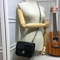 シャネル コピー バッグ CHANEL 2024新作 優雅なチェーン斜め掛けショルダーバッグ ゴールド金具 94304-3