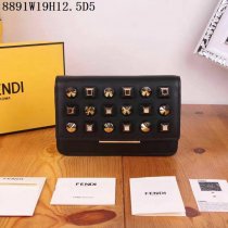 FENDI フェンディコピー バッグ 2024新作 レディース スタッズ付き チェーンバッグ 8891-2