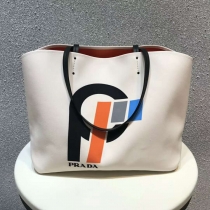 プラダコピー バッグ PRADA 2024新作 プリントキャンバス トートバッグ 1BG218