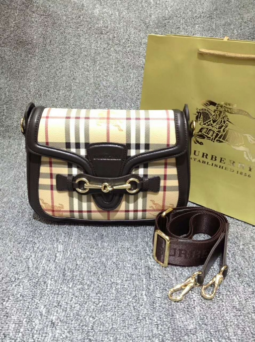 2024新作 偽物バーバリー バッグ BURBERRY かぶせ式 シンプル 斜め掛けショルダーバッグ 8967350-3