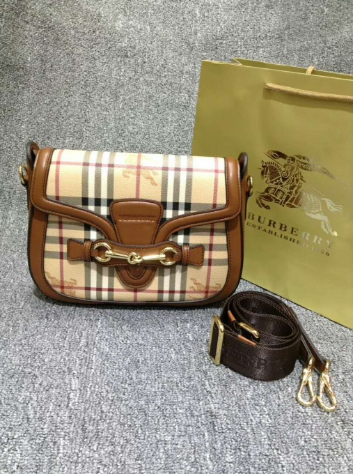 2024新作 偽物バーバリー バッグ BURBERRY かぶせ式 シンプル 斜め掛けショルダーバッグ 8967350-2