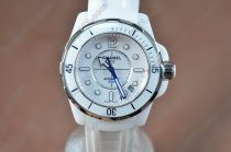 シャネルChanel J12 White Ceramic RU/White Swiss Eta 2824-2自動巻き